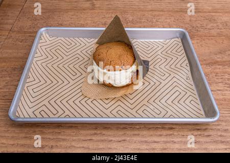 Das Eis-Sandwich oder Eisbiss besteht aus einer Eisschicht zwischen zwei Keksen. Die meisten Eis-Sandwiches sind rechteckig. Stockfoto