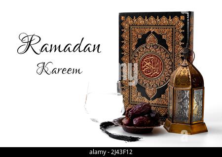 Ramadan Kareem, muslimische religiöse Tradition, heiliger Monat des Islam und Iftar-Konzept Thema mit einer Schüssel mit Datteln, Gebetsperlen, Glas Wasser, Koran und Stockfoto