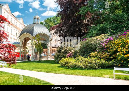 Blick auf den Dvorak Park in Karlovy Vary mit Holznische, Tschechische Republik Stockfoto