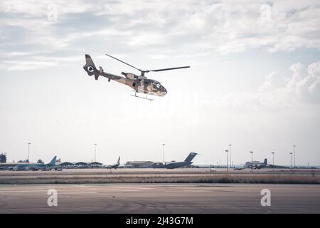 Militärhubschrauber, der Übungen in geringer Höhe durchführt Stockfoto