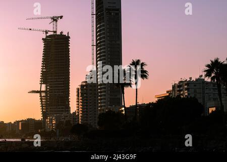 Hochhäuser von Limassol bei Sonnenuntergang Stockfoto