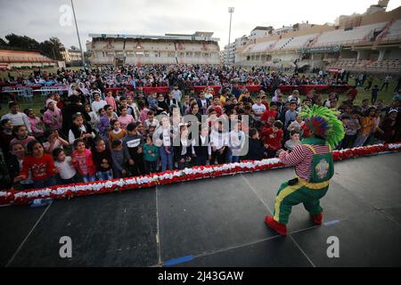 Gaza, Palästina. 11. April 2022. A Clowns präsentiert eine Unterhaltungsshow für verwaiste Kinder in Gaza City anlässlich des „Arabischen Orphan-Tages“. Kredit: SOPA Images Limited/Alamy Live Nachrichten Stockfoto