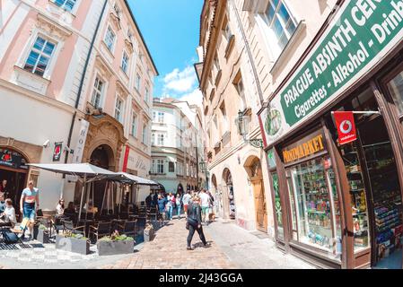 Prag, Tschechische Republik - 21. Mai 2017: Straße in der Prager Altstadt mit Menschen, die vorbei gehen Stockfoto