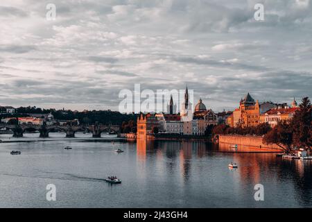 Rechtes Ufer der Moldau mit dem Old Town Water Tower und der Karlsbrücke in der Abenddämmerung Stockfoto