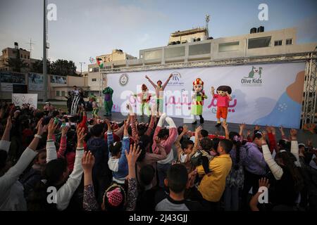 Gaza, Palästina. 11. April 2022. Clowns präsentieren eine Unterhaltungsshow für verwaiste Kinder in Gaza City anlässlich des „Arabischen Orphan-Tages“. (Foto von Yousef Masoud/SOPA Images/Sipa USA) Quelle: SIPA USA/Alamy Live News Stockfoto