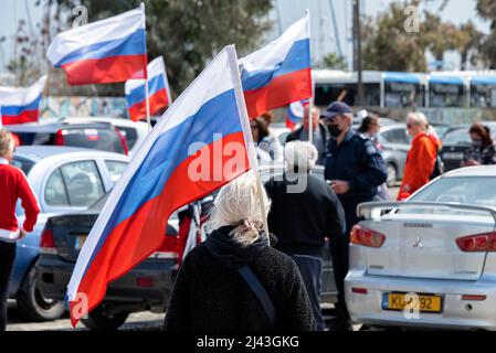 Larnaka, Zypern - 26. März 2022: Menschenmenge mit russischen Flaggen während der pro-russischen Kundgebung im Gebiet Foinikoudes in Larnaka Stockfoto