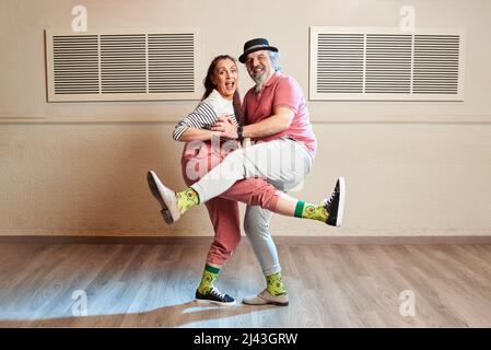 Ein Mann und eine Frau tanzen Lindy Hop in einem Tanzstudio Stockfoto