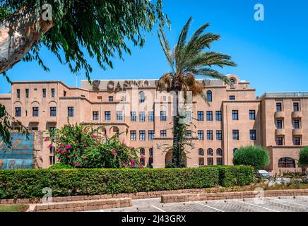 Blick auf das Grande Albergo delle Rose (Grand Hotel of Roses), ein luxuriöses Hotel am Meer im Zentrum der Stadt Rhodos, Griechenland, in dem sich das Casino befindet. Stockfoto