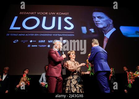 AMSTERDAM, NIEDERLANDE - 11. APRIL: Truus van Gaal, Louis van Gaal und Humberto Tan während der Premiere von LOUIS im Tuschinski Movie Theatre am 11. April 2022 in Amsterdam, Niederlande. (Foto von Broer van den Boom/Orange Picics) Credit: Orange Pics BV/Alamy Live News Stockfoto