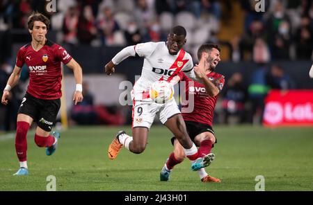 Stadion Vallecas, Madrid, Spanien. 11. April 2022. La Liga Santander, Rayo Vallecano gegen Valencia CF; Nteka pinseln of the Challenge von Gaya Credit: Action Plus Sports/Alamy Live News Stockfoto