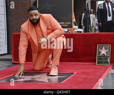 Los Angeles, Usa. 11. April 2022. DJ Khaled berührt seinen Star während einer Enthüllungszeremonie, die ihn am Montag, den 11. April 2022 in Los Angeles mit dem 19.-Sterne-Star auf dem Hollywood Walk of Fame ehrt. Foto von Jim Ruymen/UPI Credit: UPI/Alamy Live News Stockfoto