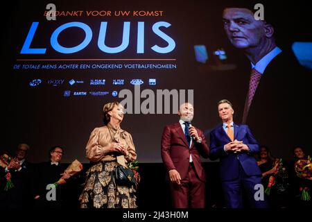 AMSTERDAM, NIEDERLANDE - 11. APRIL: Truus van Gaal, Humberto Tan und Louis van Gaal während der Premiere von LOUIS im Tuschinski Movie Theatre am 11. April 2022 in Amsterdam, Niederlande. (Foto von Broer van den Boom/Orange Picics) Credit: Orange Pics BV/Alamy Live News Stockfoto