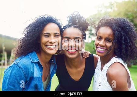 Wir bringen das Beste ineinander. Kurze Aufnahme von Freundinnen, die im Freien Zeit miteinander verbringen. Stockfoto