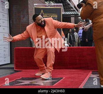 Los Angeles, Usa. 11. April 2022. DJ Khaled feiert am Montag, den 11. April 2022 in Los Angeles bei einer Enthüllungszeremonie zu Ehren des 19.-Sterne-Stars auf dem Hollywood Walk of Fame. Foto von Jim Ruymen/UPI Credit: UPI/Alamy Live News Stockfoto