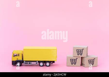 Logistik und Lieferservice - LKW und Papierkartons oder Paket mit einem Warenkorb-Logo auf rosa Hintergrund. Shopping-Service auf der Online Stockfoto