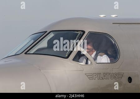 Pilatus PC-12-Flugzeug G-KPHA startet vom Headcorn-Flughafen Kent zu seinem einstündigen Flug nach Leeds Bradford. Stockfoto