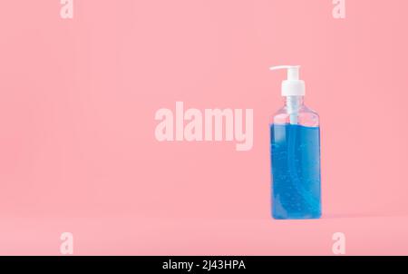 Antiseptisches Händedesinfektionsmittel. Alkoholdesinfektionsmittel oder Alkoholgel für die Handhygiene Corona-Virenschutz auf rosa Hintergrund Stockfoto