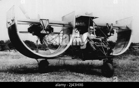 „Channel Wing“-Flugzeug – Frank D. Kelley, Hagerstown, MD., kommerzieller Fotograf und Präsident der National Aircraft Corporation, sitzt an den Steuerelementen eines ungewöhnlichen Flugzeugs mit „Custer Channel Wings“, die wie Hälften von Fässern ähneln. Kelley hat das Schiff nach Angaben des Erfinders der seltsamen Maschine, Willard R. Custer, auf mehreren kurzen Flügen geflogen. Foto, vor 10 Tagen gemacht, veröffentlicht von Kelley in Hagerstown, Juli 3. 03. Juli 1948. (Foto von AP Wirephoto). Stockfoto