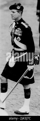 Highlander Duke. Der Herzog von Edinburgh, der die Uniform des Oberstleutnant der Cameron Highlanders trägt, wurde bei seinem Besuch der Burg Edinburgh Castle mit der Königin fotografiert. 28. Juni 1953. (Foto von United Press Photo). Stockfoto