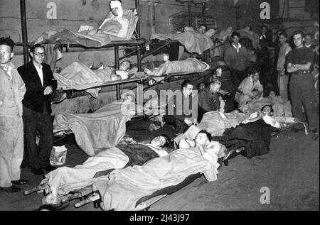 Tausende deutsche Verwundete kommen in England an. Verwundete deutsche Gefangene auf Krankentragen, die darauf warteten, dass Krankenwagen sie in ein Krankenhaus bringen, als sie in einem südlichen Hafen ankamen. Tausende von deutschen Gefangenen, die in den Schlachten Frankreichs verwundet wurden, kommen in L.S.T.'s an einem Hafen in England an. 11. September 1941. (Foto von Fox Photos). Stockfoto