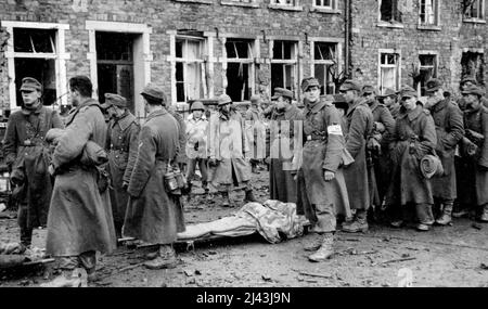 Gefangenenbeutel der Ersten Armee : Deutsche Gefangene, die während des Vorstoßes von General Hodge in Richtung Rhein gefangen genommen wurden, halten in Gressenich auf dem Weg zu einem Kriegsgefangenenlager. 24. November 1944. (Foto von Associated Press Photo). Stockfoto