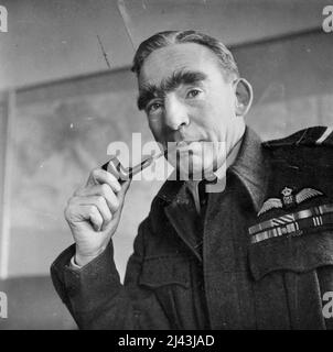 Air Vice Marshal Elmhirst - Air Vice Marshal T.W. Elmhirst C.B.E., A.C.F., Air Officer Verwaltung der 2. Tactical Air Force der R.A.F. 01. November 1944. (Foto von British Official Photograph). Stockfoto