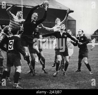 Ein Stürmer der Oxford Rugby Union geht hoch in die Luft, um seine Rivalen während des jährlichen Spiels gegen Cambridge in Twickenham für den Ball in einer Line-Out-Reihe zu schlagen. Oxford gewann 9-5. 29. Dezember 1955. (Foto: Sport & General Press Agency, Limited). Stockfoto