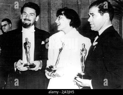 Die Gewinner der Hollywood Annual Awards -- haben die besten Filmstars des vergangenen Jahres gekürt. Paul Muni und Louise Rainer posieren mit den Preisen der Akademie der Filmkunst und -Wissenschaften beim jährlichen Präsentationsdinner 9. im Biltimore Bowl, Hollywood. Frank Capra, der zum besten Regisseur des Jahres ernannt wurde, wird auch mit „Louis Pastor“ gezeigt. Für ihre Arbeit in „The Great Ziegfield“ gewann Frau Rainer die höchste Auszeichnung von filmdon. Capra wurde für seine Leitung von „Mr. Die Taten gehen in die Stadt.“ 15. März 1937. (Foto von Keystone). Stockfoto