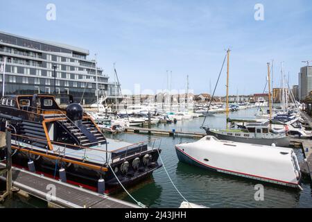 Großbritannien, England, Hampshire. Ocean Village Marina in Southampton. (Links) Brave Challenger, Classic Triple Gas Turbine Ship. (Rechts) Ein versiegeltes Rettungsboot. Stockfoto