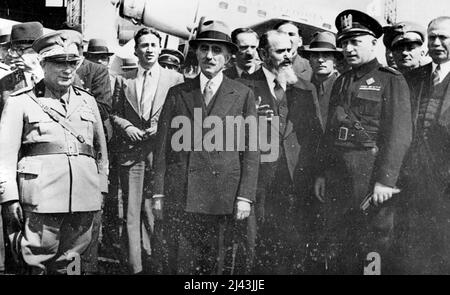 In Erwartung von Graf Ciano General Gussoin und Mitglied der albanischen Verfassung, in Erwartung des Empfangs des italienischen Außenministers Graf Ciano in Tirana nach der italienischen Besetzung Albaniens. 01.Mai 1939. (Foto von London News Agency Photos Ltd.). Stockfoto