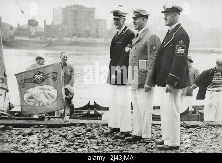 Brüder Turk bereit für "Swan uping" -- die Turkbrüder, die viele Jahre mit den Schwanen des Königs in Verbindung stehen, Federn in Caps und verlassen Queenhi, den Waharf, Southwark heute zum Start des "upings". Von links nach rechts, rechts Turk, F. Turk, King's Swan Master und S.E. Turk. Heute begann hier auf der Themse der Swan Upping. Die Thames-Schwäne sind jedes Jahr auf der Spur, und jeder junge Vogel ist mit einem Nick am Schnabel markiert, um seinen Besitz anzuzeigen. Royal Swans sind nicht mehr gekennzeichnet, sondern nur noch die, die den Winzern und Dyers-Gesellschaften gehören. 18. Juli 1938. (Foto von Associated Press Photo). Stockfoto