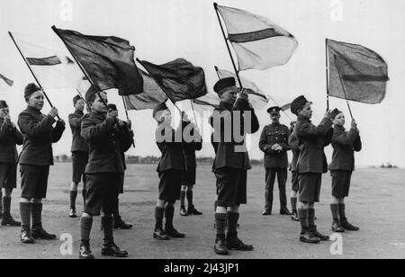 „Flag Waggers“ der jungen Armee: Jungen der Royal Military School des Herzogs von York, Dover, bei der Signalpraktik auf dem Paradeplatz. Hunderte von Jugendlichen werden an dieser Schule für die Armee ausgebildet. 23.Mai 1938. (Foto von London News Agency Photos Ltd.). Stockfoto