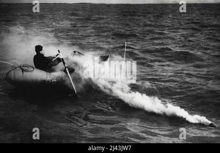 Smoke Trail als S.O.S. -- der Rauch, der aus dem Behälter austritt, nimmt an Dichte zu, bis er über 30 Meilen lang sichtbar ist. Eine neue lebensrettende Vorrichtung wurde für Seeschiffe in Form einer Rauchspur entwickelt. Durch Drücken eines Auslösers auf einem kleinen Kanister wird eine Wolke aus orangefarbenem Rauch freigesetzt, die für eine Stunde oder mehr ansteigt und die Dichte erhöht. Experten des Schifffahrtsministeriums haben diese Erfindung im Geheimen getestet und es wurde bewiesen, dass dieser Rauch mehr als 30 Meilen entfernt gesehen werden kann. Schiffswracked Männer werden in der Lage sein, dieses Gerät als sehr effektive S.O.S. zu verwenden 16. Oktober 1941. ( Stockfoto