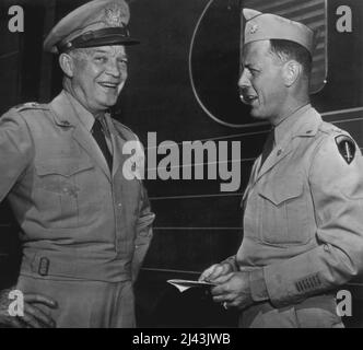 Fröhliche Stimmung -- Gen. Dwight D. Eisenhower (links) lacht, als er mit einem Helfer spricht. Maj. Craig Cannon, Wilmington, D., am heutigen Tag auf der Union Station, nachdem der Stabschef der Armee bekannt gab, dass er die Präsidentschaft der Columbia University in New York mit Wirkung für das nächste Jahr angenommen hat. Gen. Eisenhower war am Bahnhof mit Frau Eisenhower, die nach Boone, Ia, und die neben einer kranken Tante, Fräulein Edda Carson, ging. 24. Juni 1947. (Foto von AP Wirephoto). Stockfoto