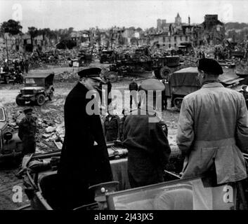 Premierminister besucht Caen mit General Montgomery - der Premierminister schaut Caen an, mit General Sir Bernard Montgomary (rechts) und Generalleutnant Sir Miles Dempsey. Der Premierminister, begleitet von General Montgomery und LT.-Gen. Demspey, Kommandant 2.. Die Armee besuchte Caen überraschend, jetzt vollständig in verbündeten Händen. Er fuhr in einem offenen Auto durch die Stadt und überquerte die beiden Brücken, die von Männern der Royal Engineers über den Fluss Orne gebaut wurden, und die als Winston Bridge und Churchill Bridge bekannt sind. 24. Juni 1944. (Foto von British Official Photograph). Stockfoto