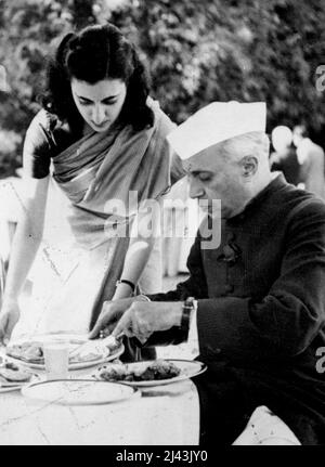 Frau Indira Gandhi & Familie -- Frau Indira Gandhi macht es einen Sinn, ihrem Vater selbst Essen zu servieren. 08.Mai 1954. Stockfoto