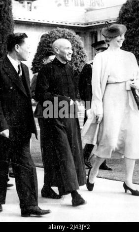 Marschall Chiang Kai-Shek in Indien -- Lady Linlithgow und Marschall Chiang Kai-Shek bei einem Spaziergang in den Gärten des Vizekönigshauses. Am Tag der Ankunft von Marschall und Madame Chiang Kai-Shek im Garten des Hauses des Vizekönigs in Neu-Delhi. 5. Juli 1942. (Foto von British Official Photo) Stockfoto