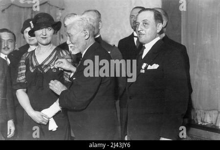 Frau Maryse Hilz und ihr Mechaniker, Herr Lemaire, erhielten die Medaille von Dr. Aikitsu Tanakadate, Präsident der Gesellschaft.die Imperial Aviation Society überreichte ihre Medaille an Frau Maryse Hilz, die französische Fliegerin, die am 18. Abend allein aus Paris hierher kam. Die Zeremonie der Präsentation findet heute Nachmittag im Gebäude der Gesellschaft statt. Fräulein Maryse Hilz ist die fünfte Fliegerin, die die Medaille erhält, nachdem die anderen die Hon. Mrs. Victor Bruce aus England, Miss Amy Johnson (jetzt Mrs. J.A. Morrison) aus England, Frau Charles A. Hinberg aus Amerika und Frau Marg von Fitzdorf aus Deutschland. April Stockfoto