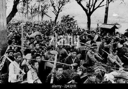 Der große chinesische Rückzug aus Crape – schreiende, drückende, raschelnde, in Panik geplagte Chinesen sind auf der Flucht auf einer schmalen Straße, die aus Chapel, Shanghai, führt, während japanische Truppen am 27. Oktober ihren großen 'Schub' in Kraft setzten. Die chinesische Verteidigung evakuierte den Bezirk und die Nippon-Truppen strömten ein. 14. November 1937. (Foto von Associated Press Photo). Stockfoto