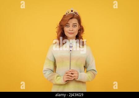 Staunende Frau hält Zauberstab. Egoistische Mädchen tragen Diadem. Arroganz und Egoismus. Stockfoto