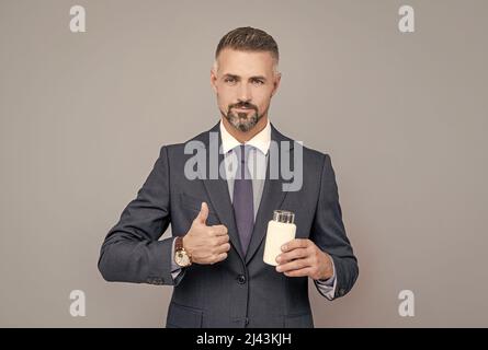 Geschäftsmann nimmt Medikamententabletten. Drogengeschäft. Erfolgreicher Mitarbeiter nimmt Medikamente. Stockfoto