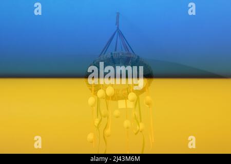 Ostereierkranz. Handgefertigter diy Heimtextilien-Kranz mit beigen ostereiern auf pastellfarbenem Hintergrund. Kreativität Handwerk Konzept. Ukrainische Flagge Stockfoto