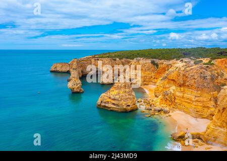 Klippen in der Nähe von Benagil an der Algarve in Portugal. Stockfoto