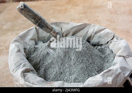 Zementpulver und Kelle in Beutelpackung gelegt Stockfoto