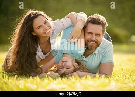 Freundliche Familie mit Spaß im Sommer. Glückliche Eltern mit Kind Junge. Mama Papa und Sohn lieben entspannen Stockfoto