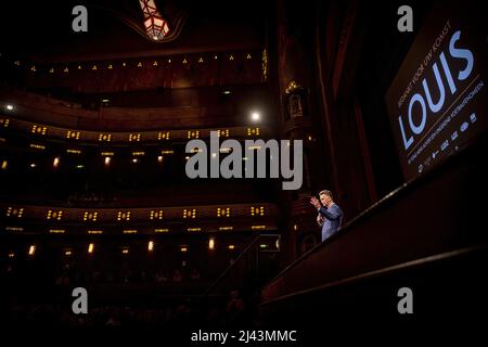 Amsterdam, Niederlande. 11. April 2022. AMSTERDAM - Louis van Gaal auf der Bühne während der Premiere VON LOUIS. Der Dokumentarfilm handelt vom Leben des Nationaltrainers Louis van Gaal. ANP KIPPA KOEN VAN WEEL Credit: ANP/Alamy Live News Stockfoto