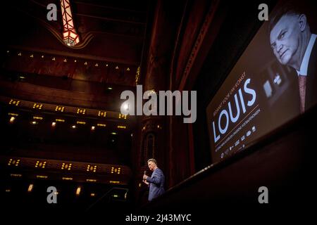 Amsterdam, Niederlande. 11. April 2022. AMSTERDAM - Louis van Gaal auf der Bühne während der Premiere VON LOUIS. Der Dokumentarfilm handelt vom Leben des Nationaltrainers Louis van Gaal. ANP KIPPA KOEN VAN WEEL Credit: ANP/Alamy Live News Stockfoto