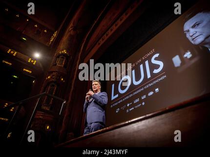 Amsterdam, Niederlande. 11. April 2022. AMSTERDAM - Louis van Gaal auf der Bühne während der Premiere VON LOUIS. Der Dokumentarfilm handelt vom Leben des Nationaltrainers Louis van Gaal. ANP KIPPA KOEN VAN WEEL Credit: ANP/Alamy Live News Stockfoto