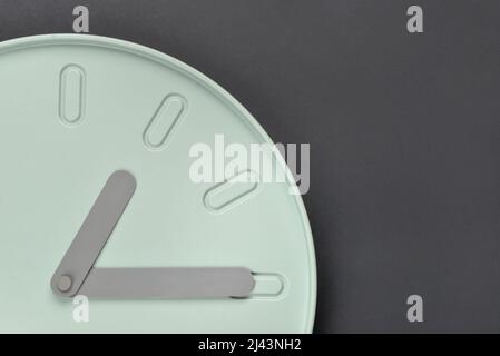 Neue moderne Uhr auf dunklem Hintergrund, Nahaufnahme Stockfoto