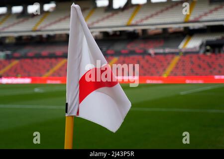 Madrid, Spanien. 11. April 2022. Rayo Vallecano-Eckflagge während des La Liga-Spiels zwischen Rayo Vallecano und Valencia CF, das am 11. April 2022 im Stadion Vallecas in Madrid, Spanien, gespielt wurde. (Foto von Colas Buera/PRESSINPHOTO) Credit: PRESSINPHOTO SPORTS AGENCY/Alamy Live News Stockfoto